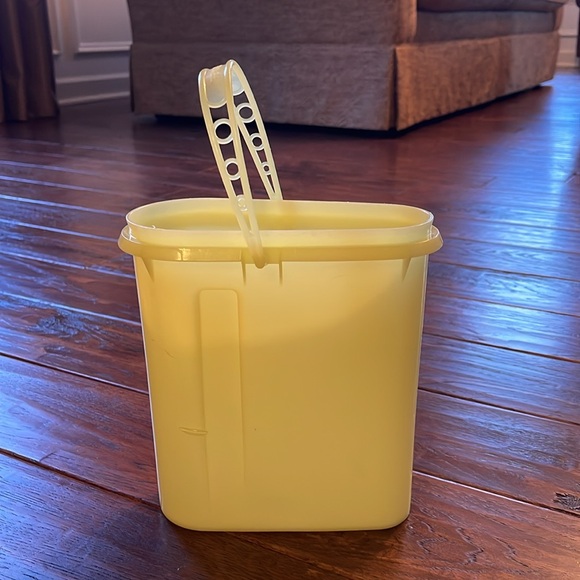 Vintage Yellow Tupperware 2-Quart Pitcher - Picture 2 of 7